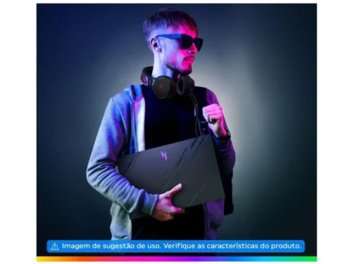 Homem segurando Notebook Gamer